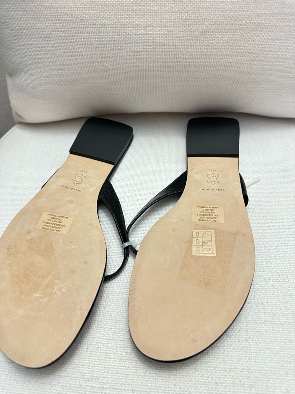 Tory Burch Black Leather Thong Sandals with Gold Logo - Picture 2 of 4